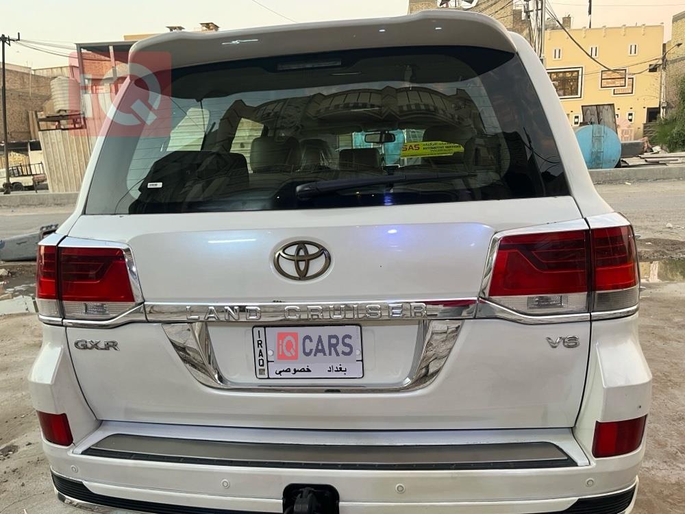 تۆیۆتا لاند کروزەر